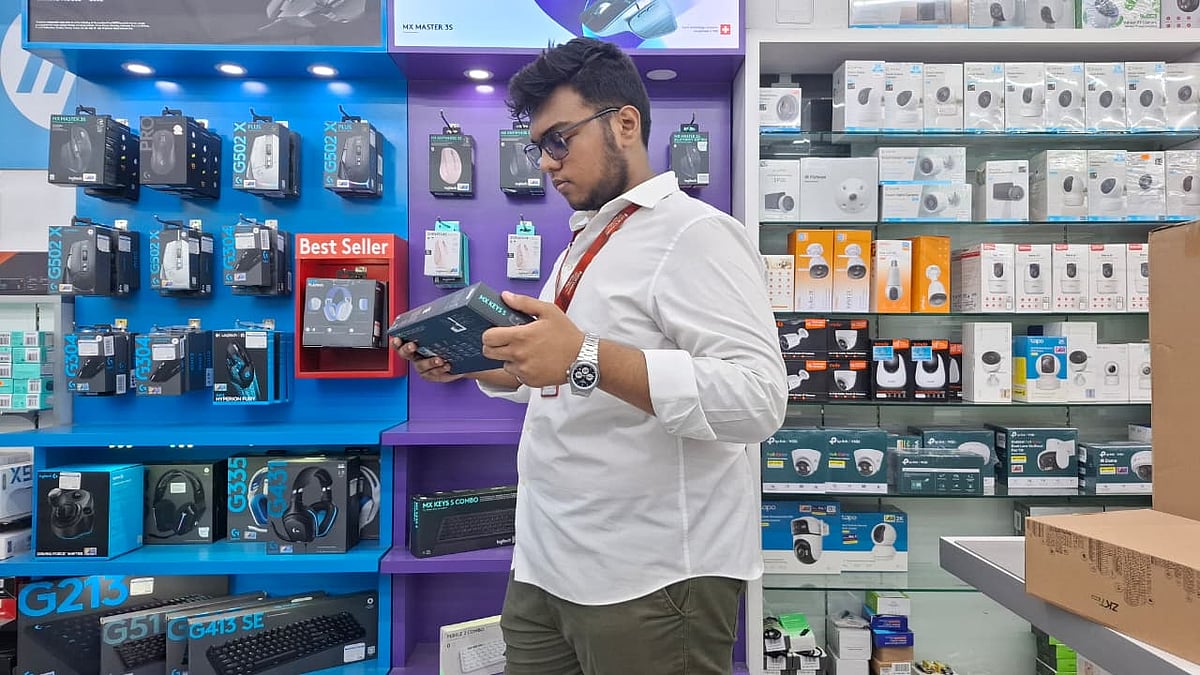 ইসিএস কম্পিউটার সিটিতে পছন্দের পণ্য দেখছেন এক ক্রেতা
