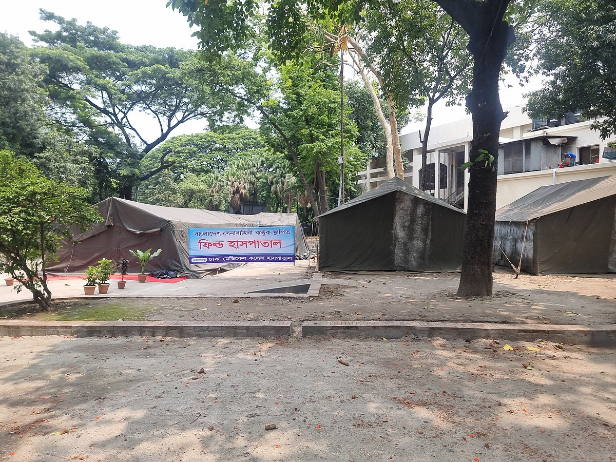 ঢাকা মেডিকেল কলেজ হাসপাতালের শহীদ ডা. মিলন অডিটোরিয়ামের পাশে তাঁবু দিয়ে সাজানো রয়েছে ফিল্ড ওয়ার্ডটি