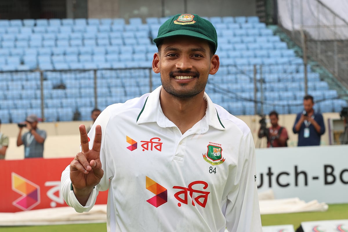 বাংলাদেশ দলের অধিনায়ক নাজমুল হোসেন। গতকাল জয়ের পর