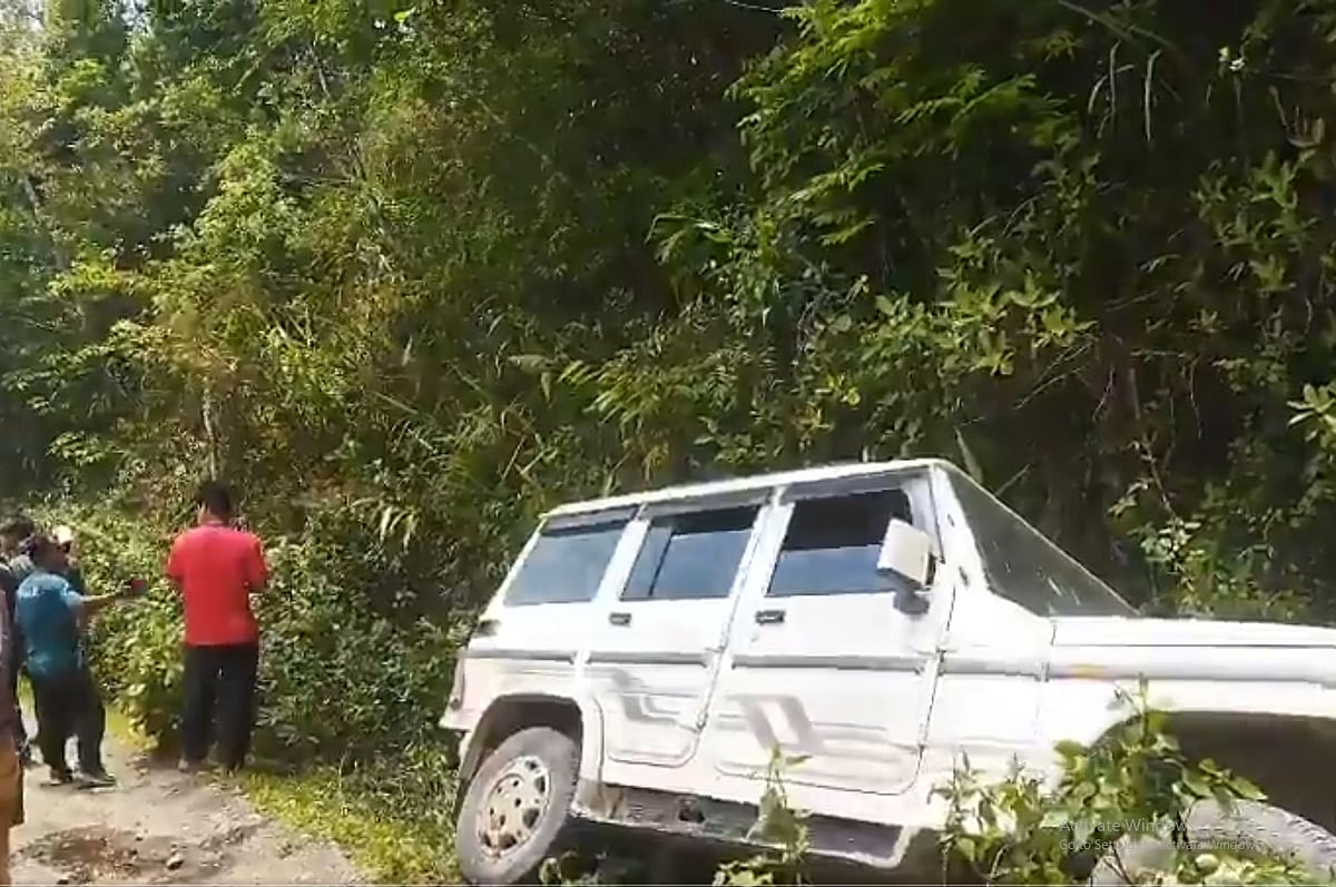 হামলায় নিহত চার্চ নেতাদের বহনকারী একটি গাড়ি রাস্তার পাশে পড়ে থাকতে দেখা যায়। মণিপুর, ভারত। ১৩ মে ২০২৬