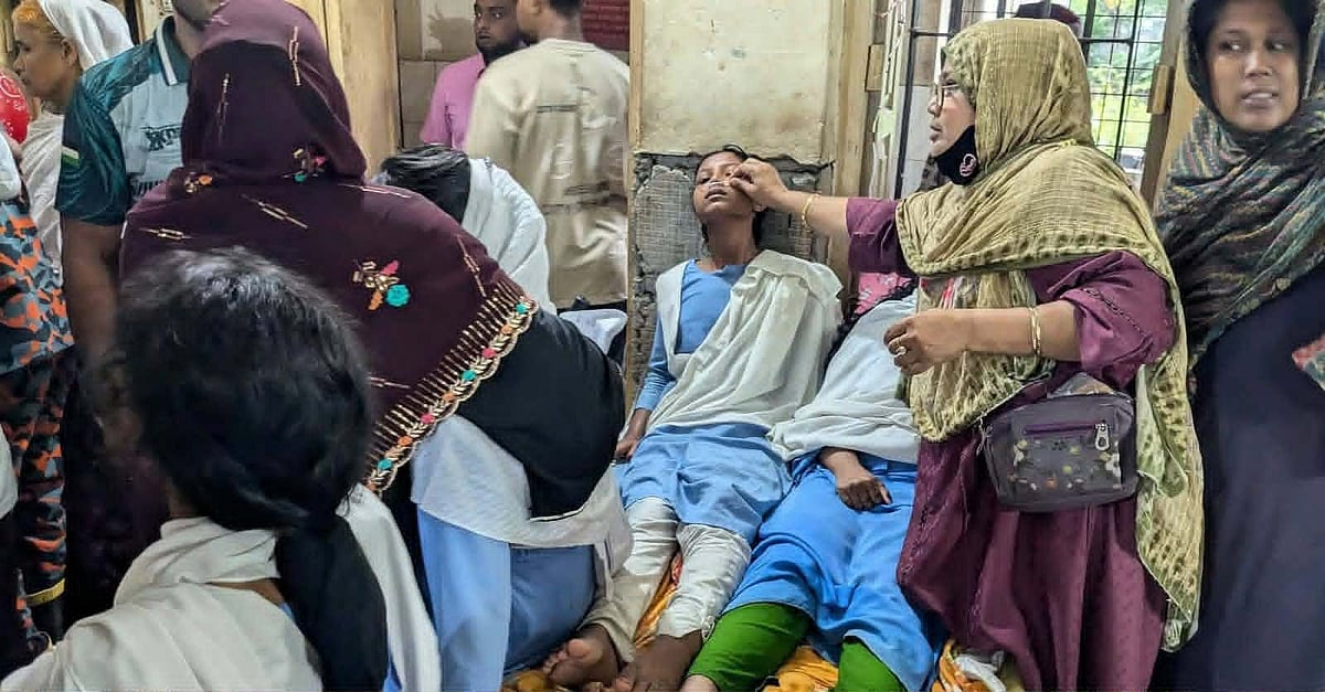 পাবনার ঈশ্বরদী  উপজেলার মুলাডুলি উচ্চ বিদ্যালয়ে ৪০ শিক্ষার্থী হঠাৎ অসুস্থ হয়ে পড়ে। পরে তাদের উদ্ধার করে হাসপাতালে ভর্তি করা হয়। বুধবার দুপুর