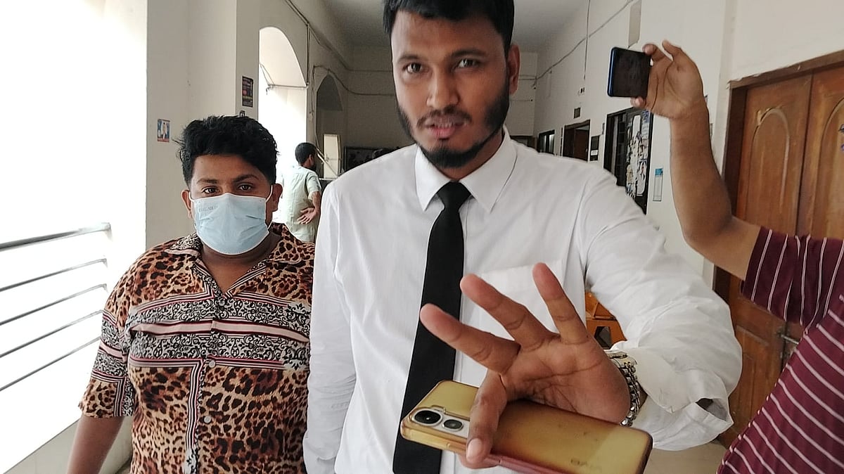 আদালত প্রাঙ্গণে আইনজীবীর সঙ্গে তানভীর রাহী। আজ বুধবার ঢাকার মেট্রোপলিটন ম্যাজিস্ট্রেট আদালতে