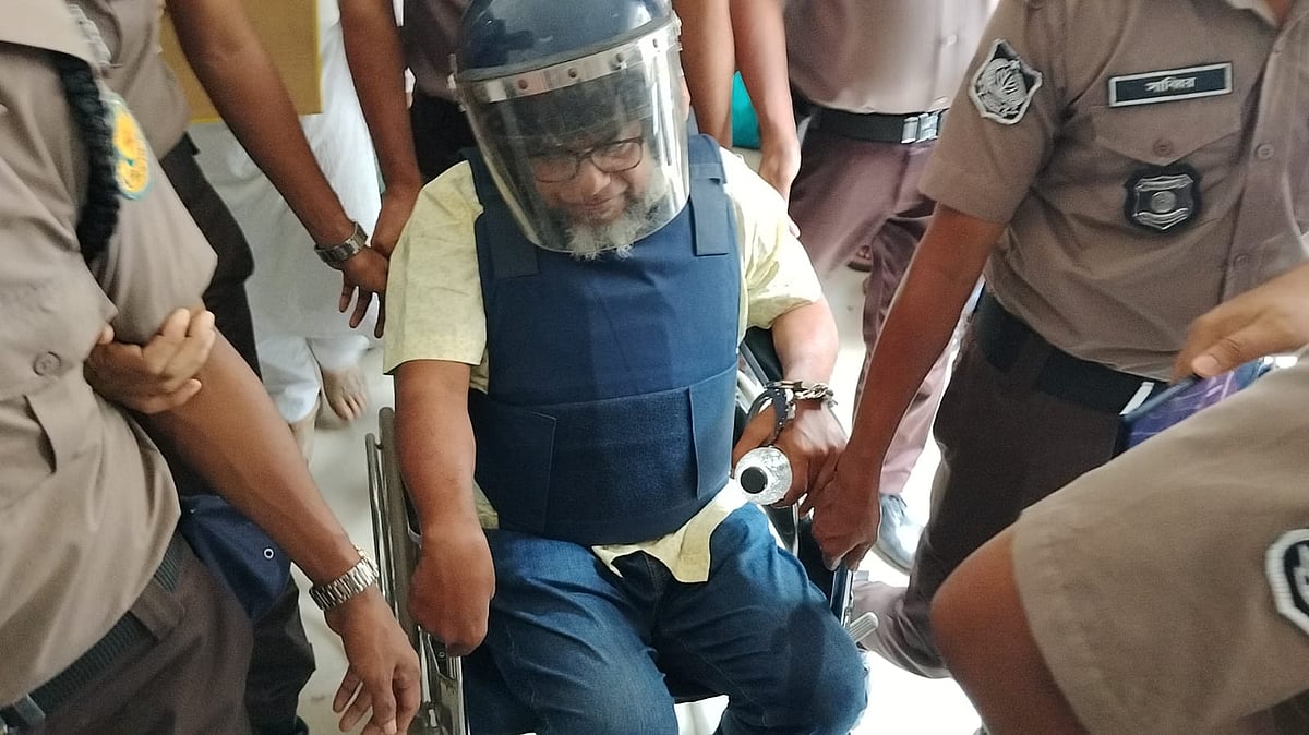 সাবেক স্বরাষ্ট্রসচিব জাহাঙ্গীর আলমকে হুইলচেয়ারে আদালতে আনে পুলিশ। আজ বুধবার ঢাকার মেট্রোপলিটন ম্যাজিস্ট্রেট আদালতে
