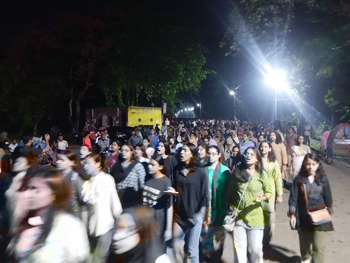 ধর্ষণচেষ্টার ঘটনায় অভিযুক্তকে গ্রেপ্তার ও নিরাপত্তা প্রদানে ব্যর্থতার প্রতিবাদ জানিয়ে বিক্ষোভ মিছিল করেন শিক্ষার্থীরা। বুধবার রাত সাড়ে ১০টার দিকে জাহাঙ্গীরনগর বিশ্ববিদ্যালয়ের টারজান এলাকা থেকে মিছিলটি বের হয়