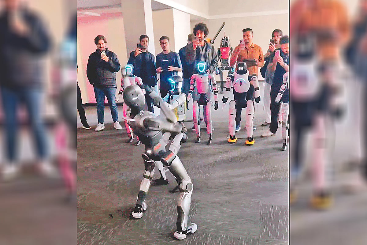 লড়াই করছে মানুষের মতো দেখতে রোবট