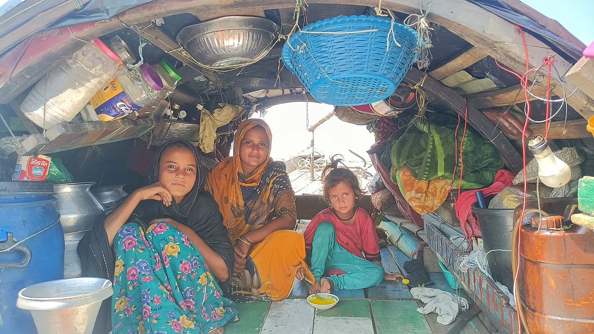 তাঁরা তিনজনই জাহানুর বিবির সন্তান। মেঘনার বুকে এই নৌকাতে তাঁদের জন্ম ও বসবাস। মঙ্গলবার ভোলা সদর উপজেলার ইলিশা ফেরিঘাট এলাকায়