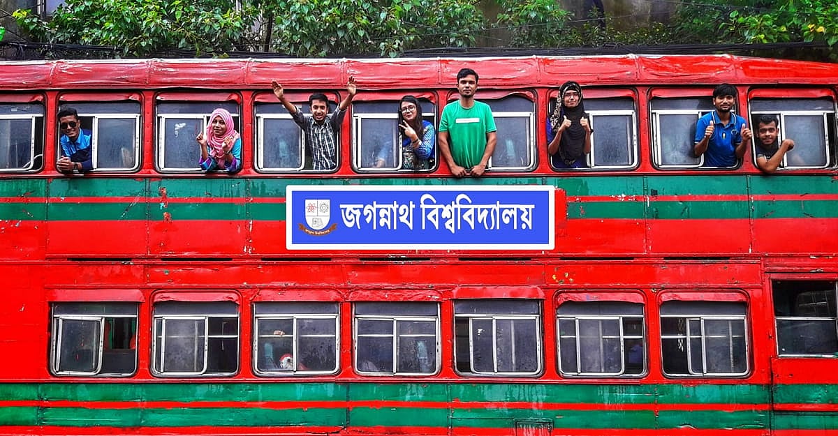 জগন্নাথ বিশ্ববিদ্যালয়ের একটি দোতলা বাসের জানালায় একদল শিক্ষার্থী। শিক্ষার্থীদের দীর্ঘদিনের পরিবহনসংকট কাটাতে সম্প্রতি প্রশাসন চারটি নতুন বিআরটিসি বাস যুক্ত করার উদ্যোগ নিয়েছে