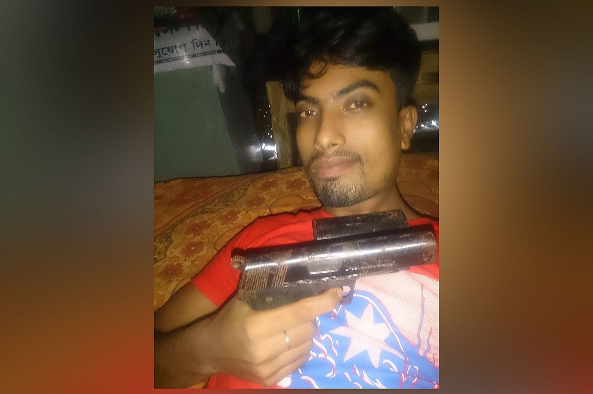 ফেসবুকে ছড়িয়ে পড়া ছবিতে আগ্নেয়াস্ত্র হাতে চান্নু সরদারকে দেখা যায়