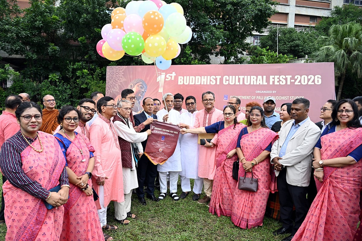 ঢাকা বিশ্ববিদ্যালয়ে ‘ফার্স্ট বুড্ডিস্ট কালচারাল ফেস্ট’-এর উদ্বোধনী অনুষ্ঠানে অতিথিরা। ১৪ মে, ২০২৬