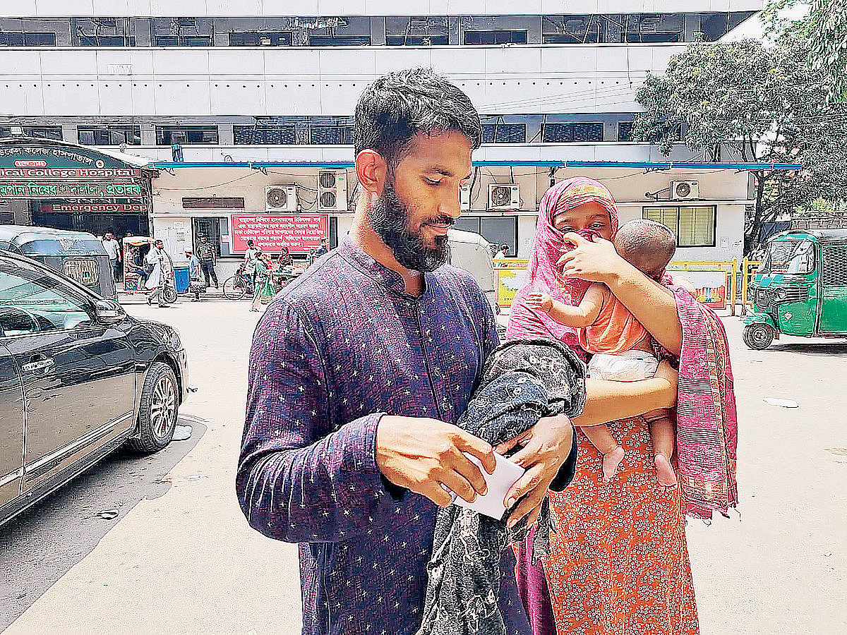 পাঁচ মাস বয়সী যমজ রাইসা ও রুমাইসা। হাম–পরবর্তী জটিলতায় সকালে রাইসা মারা গেছে। মা–বাবা এক মেয়ের মরদেহ এবং হামে আক্রান্ত আরেক মেয়েকে নিয়ে ফরিদপুরে ফিরে যাচ্ছেন। গতকাল দুপুরে ঢাকা মেডিকেল কলেজ হাসপাতালের সামনে