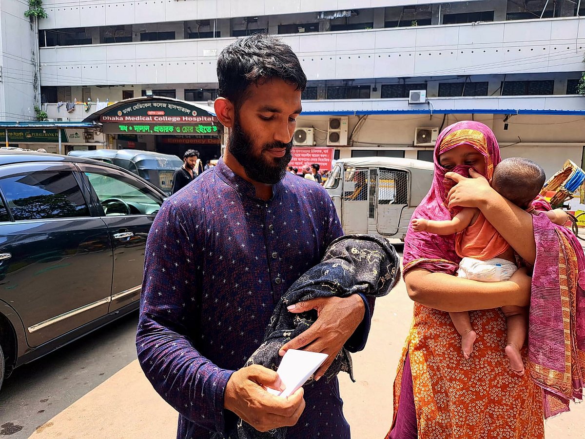 পাঁচ মাস বয়সী যমজ রাইসা ও রুমাইসা। হাম–পরবর্তী জটিলতায় গতকাল বুধবার সকালে রাইসা মারা গেছে। মা–বাবা এক মেয়ের মরদেহ এবং হামে আক্রান্ত আরেক মেয়েকে নিয়ে ফরিদপুরে ফিরে যাচ্ছেন। গতকাল দুপুরে ঢাকা মেডিকেল কলেজ হাসপাতালের সামনে