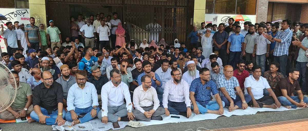 পটুয়াখালী বিজ্ঞান ও প্রযুক্তি বিশ্ববিদ্যালয়ের উপাচার্যের অপসারণ দাবিতে চতুর্থ দিনেও অবস্থান ধর্মঘট পালন করছেন শিক্ষক, কর্মকর্তা-কর্মচারী ও সাধারণ শিক্ষার্থীরা। আজ বৃহস্পতিবার সকাল ১০টার দিকে প্রশাসনিক ভবনের সামনে