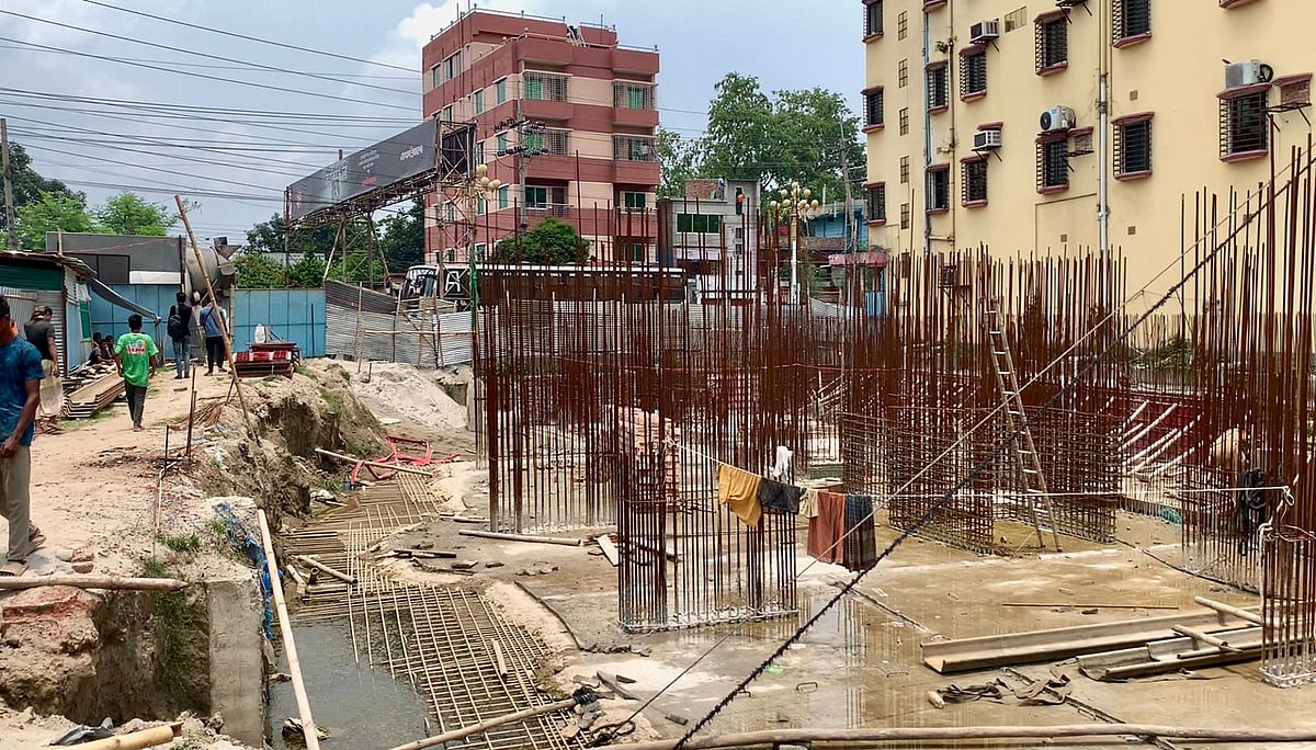 রাজশাহী নগরের শিরোইল এলাকায় নির্মাণাধীন এই ভবনের কাজ বন্ধ করে দেওয়া হয়েছে। গতকাল দুপুরে তোলা