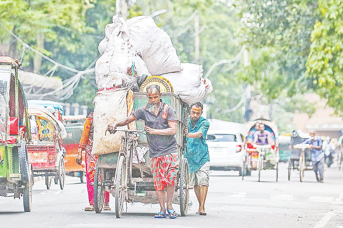বাসাবাড়ির ময়লা ভ্যানে করে নিয়ে যাওয়া হচ্ছে। গতকাল বিকেলে রাজধানীর পলাশী মোড়সংলগ্ন এলাকায়