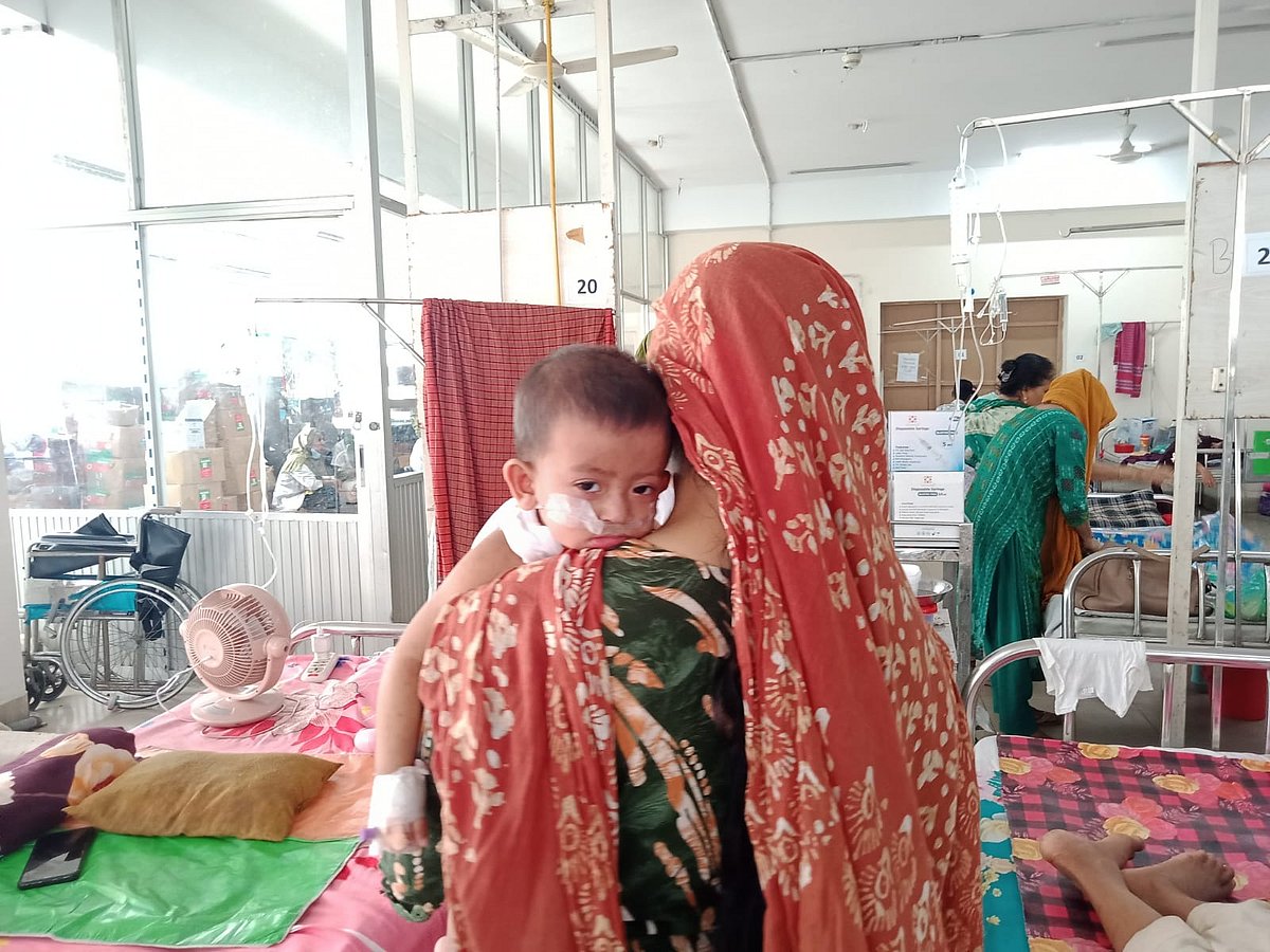 হামে আক্রান্ত শিশুদের চিকিৎসা দেওয়া হচ্ছে ঢাকার মহাখালীতে ডিএনসিসি কোভিড-১৯ ডেডিকেটেড হাসপাতালে। আজ বৃহস্পতিবার দুপুরের চিত্র