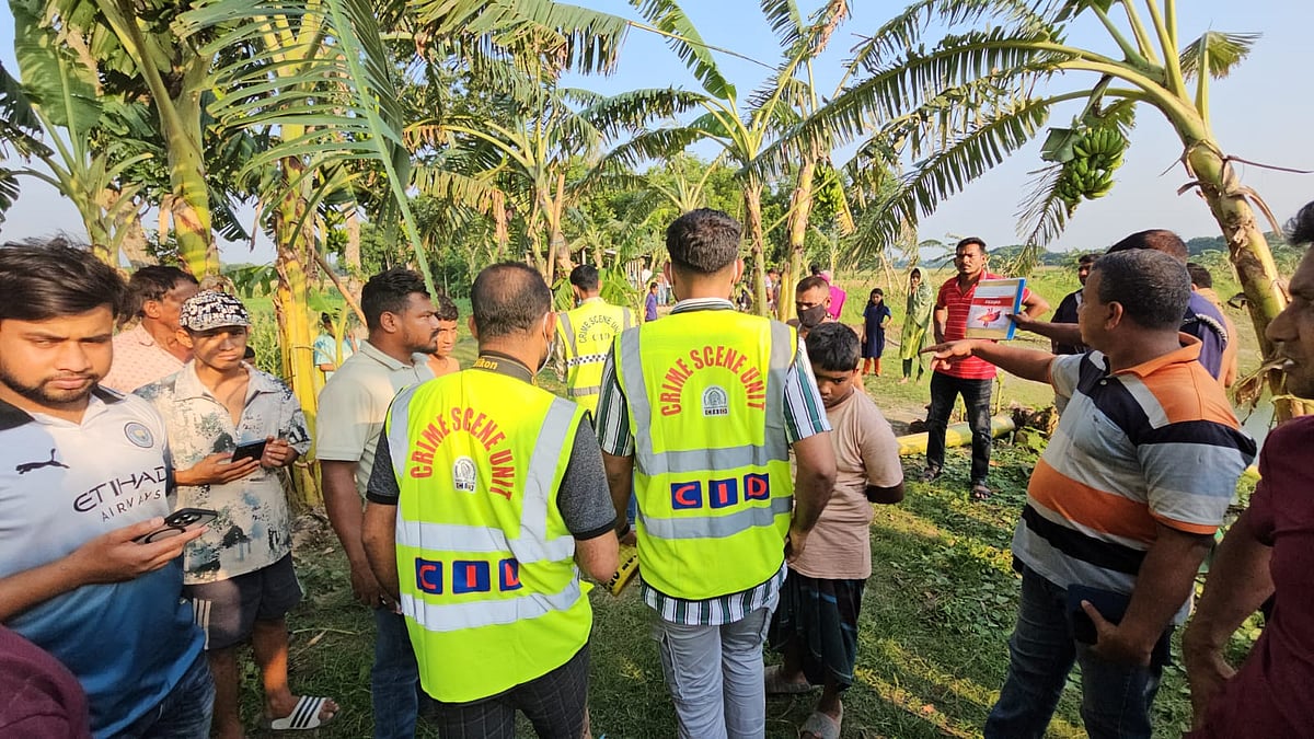 রাজবাড়ীর গোয়ালন্দ উপজেলার সীমান্তবর্তী জ্যোতিন বোদ্যিরপাড়া এলাকায় মাটিতে পুঁতে রাখা মা-মেয়ের লাশ উদ্ধার করেছে পুলিশ। বৃহস্পতিবার বিকেলে