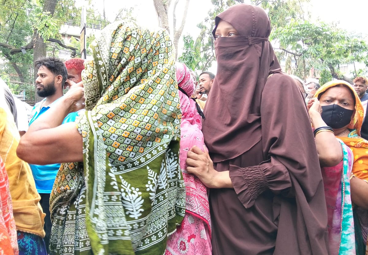 আসাদগেটে টিসিবির লাইনে অপেক্ষায় সুমি আক্তার। আট মাসের অন্তঃসত্ত্বা তিনি। আজ বৃহস্পতিবার দুপুরে