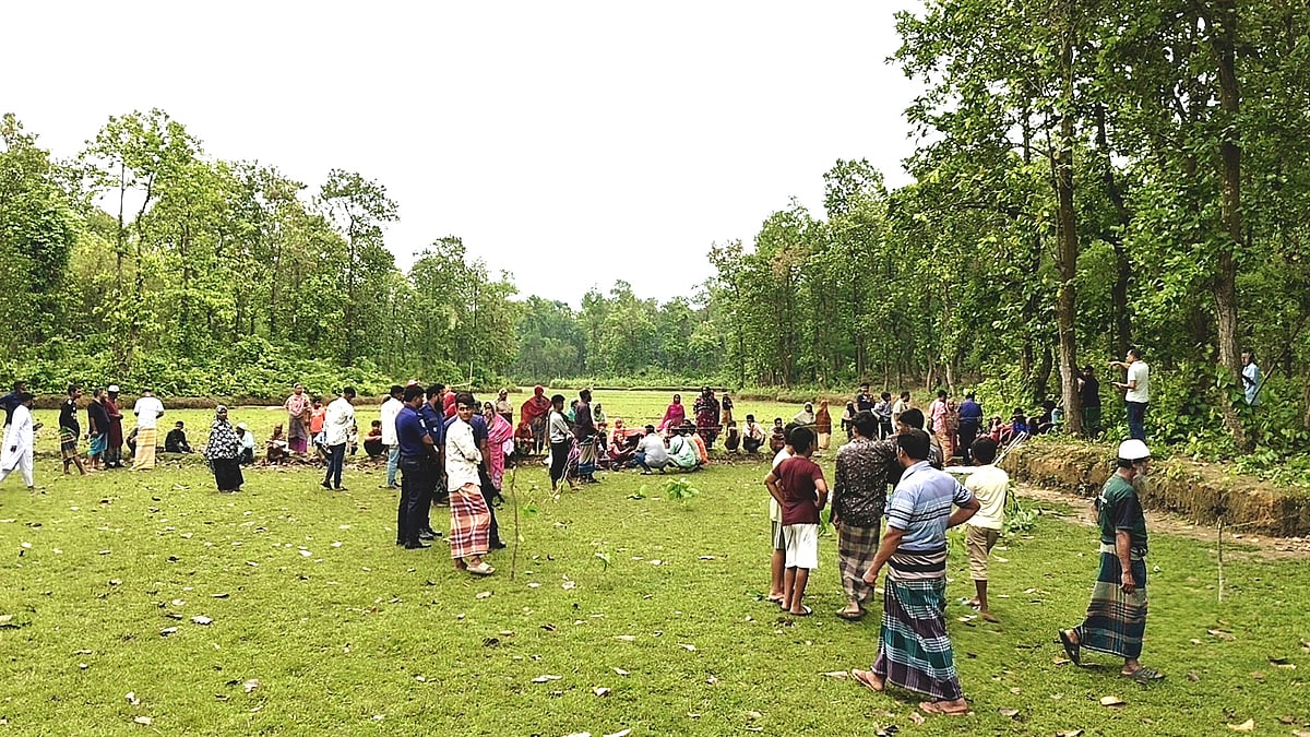 লাশ উদ্ধারের খবরে ঘটনাস্থলে ভিড় করেন স্থানীয় বাসিন্দারা। আজ সকালে গাজীপুরের শ্রীপুর উপজেলার ডোয়াইবাড়ি গ্রামে