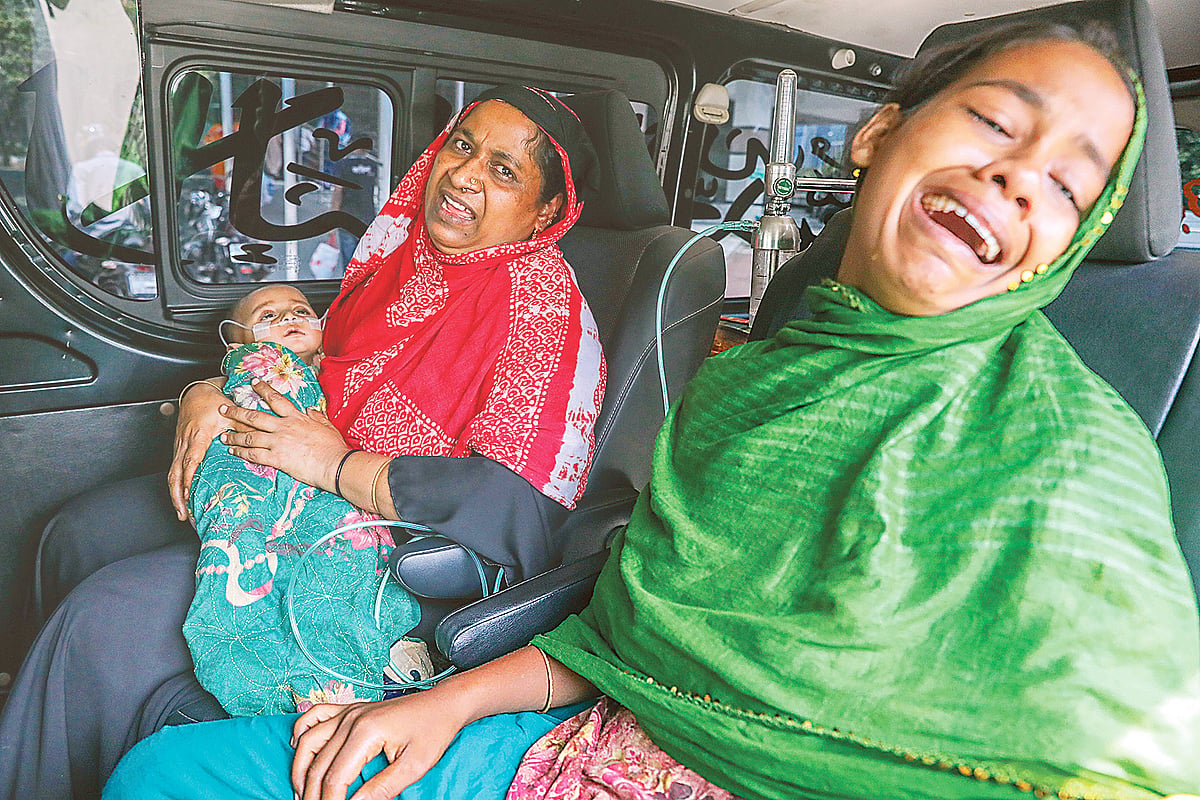 দুটি হাসপাতাল ঘুরে শয্যা না পেয়ে মহাখালীর ডিএনসিসি কোভিড ডেডিকেটেড হাসপাতালে আনা হয় হামের উপসর্গ থাকা সাত মাস বয়সী ময়মুনাকে। সন্তানের কথা বলতেই কাঁদছেন লক্ষ্মীপুর থেকে আসা এই মা। গতকাল দুপুরে