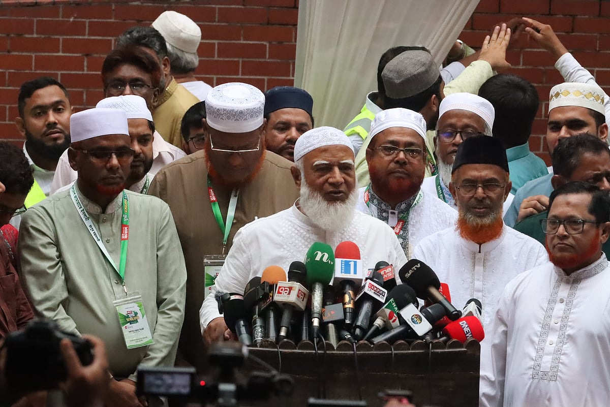 রংপুরে সুধী সমাবেশে যোগদানের আগে সাংবাদিকদের প্রশ্নের উত্তর দেন জামায়াতের আমির শফিকুর রহমান। শুক্রবার বিকেলে জেলা শিল্পকলা একাডেমি চত্বরে