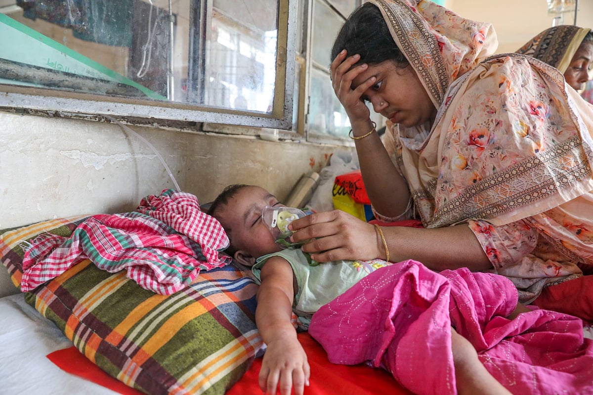 হামে আক্রান্ত এক শিশুর শুশ্রূষায় তার মা। রাজধানীর সংক্রামক ব্যাধি হাসপাতালে