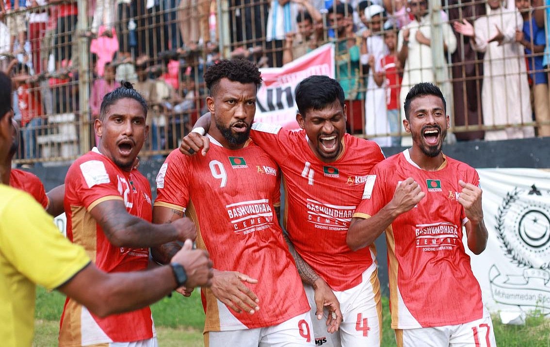 দরিয়েলতনের গোলের পর কিংসের খেলোয়াড়দের উচ্ছ্বাস