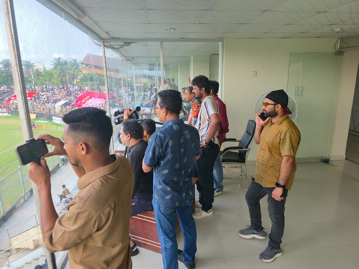 প্রেসবক্সে মাত্র একটি করে টেবিল আর চেয়ার। তাই দাঁড়িয়েই খেলা দেখতে হয়েছে সাংবাদিকদের