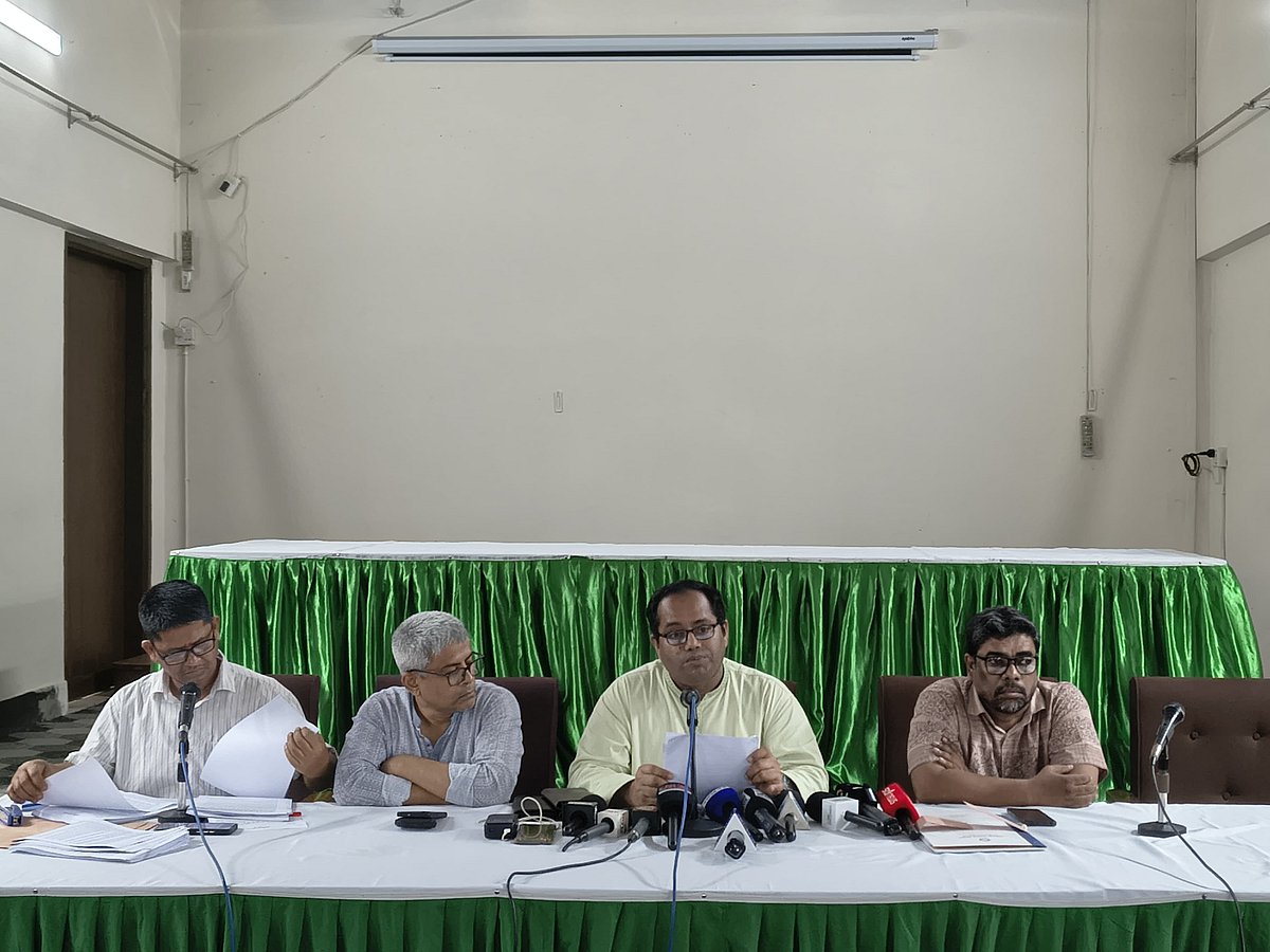 জাহাঙ্গীরনগর বিশ্ববিদ্যালয় ক্যাম্পাসে নিরাপত্তা জোরদারে ১৪ দফা সিদ্ধান্তের কথা জানিয়ে প্রশাসনের সংবাদ সম্মেলন। শুক্রবার বিকেলে