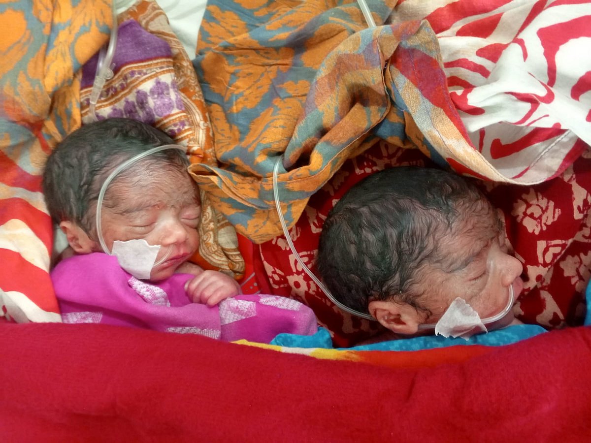 রাজশাহী মেডিকেল হাসপাতালে চিকিৎসাধীন দুই জমজ শিশু। ৫ মে হাসপাতালের ২৬ নম্বর ওয়ার্ডে