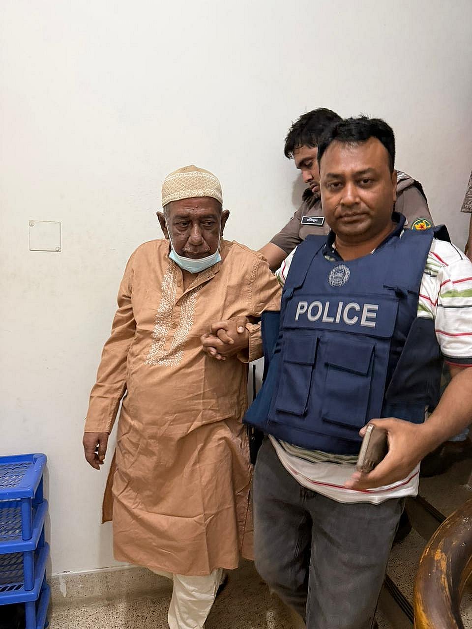 আজ শনিবার রাত আটটার দিকে মোহাম্মদপুরের সলিমুল্লাহ রোডের একটি বাসা থেকে তাঁকে গ্রেপ্তার করা হয়
