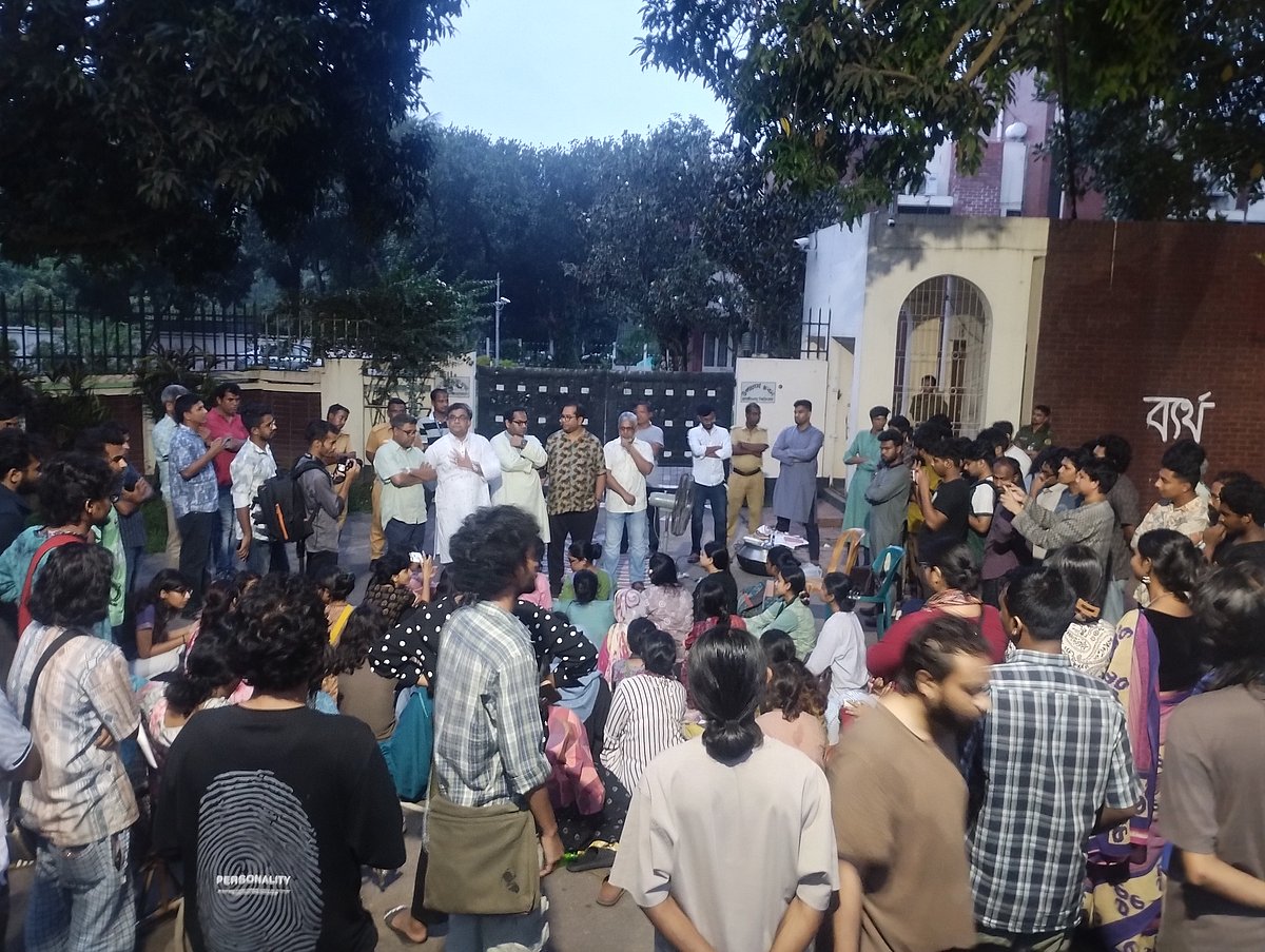 ধর্ষণচেষ্টার আসামি গ্রেপ্তার না হওয়ায় প্রক্টরের পদত্যাগের দাবিতে জাবিতে উপাচার্যের বাসভবনের সামনে অবস্থান নিয়ে বিক্ষোভ করেন শিক্ষার্থীরা। ভোরে আন্দোলনকারীদের সঙ্গে কথা বলেন উপাচার্যসহ প্রশাসনের কর্মকর্তারা। জাহাঙ্গীরনগর বিশ্ববিদ্যালয়, সাভার, ঢাকা। ১৬ মে ২০২৬