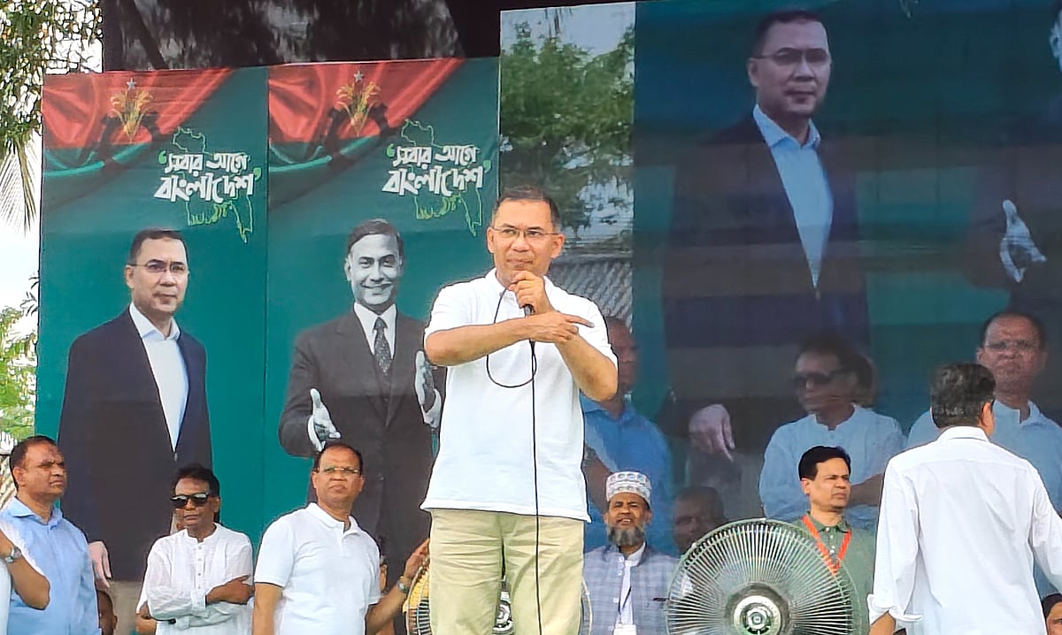 কুমিল্লার বরুড়া উপজেলার লক্ষ্মীপুর বাজার মাঠে পথসভায় প্রধান অতিথির বক্তব্য দেন প্রধানমন্ত্রী তারেক রহমান। আজ শনিবার দুপুরে তোলা