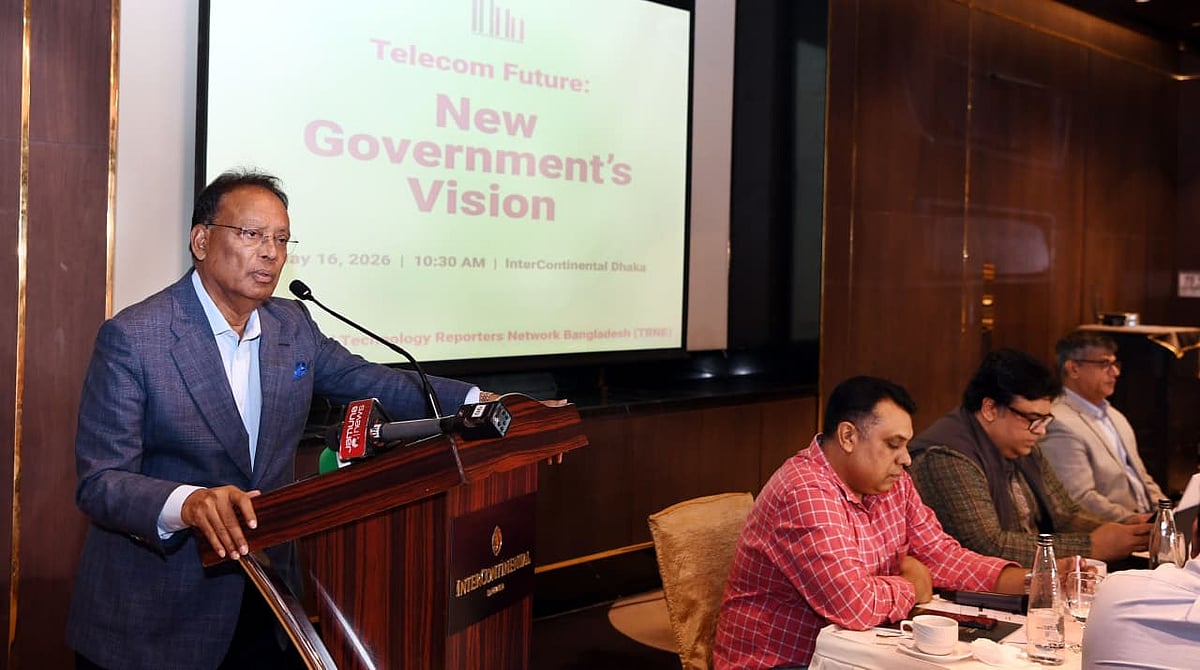 বক্তৃতা করছেন ডাক, টেলিযোগাযোগ ও তথ্যপ্রযুক্তিমন্ত্রী ফকির মাহবুব আনাম। রাজধানীর একটি হোটেলে এক গোলটেবিলে, ১৬ মে ২০২৬