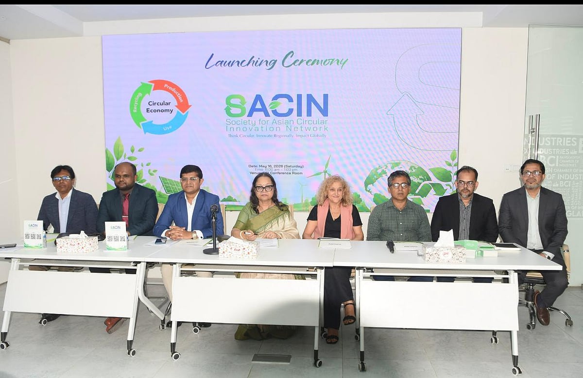 গবেষণাপ্রতিষ্ঠান সোসাইটি ফর এশিয়ান সার্কুলার ইনোভেশন নেটওয়ার্কের (সাচিন) আত্মপ্রকাশ অনুষ্ঠানে সংস্থাটির কর্মকর্তাদের সঙ্গে অতিথিরা। বাংলাদেশ চেম্বার অব ইন্ডাস্ট্রিজ (বিসিআই) কনফারেন্স রুমে, ১৫ মে ২০২৬
