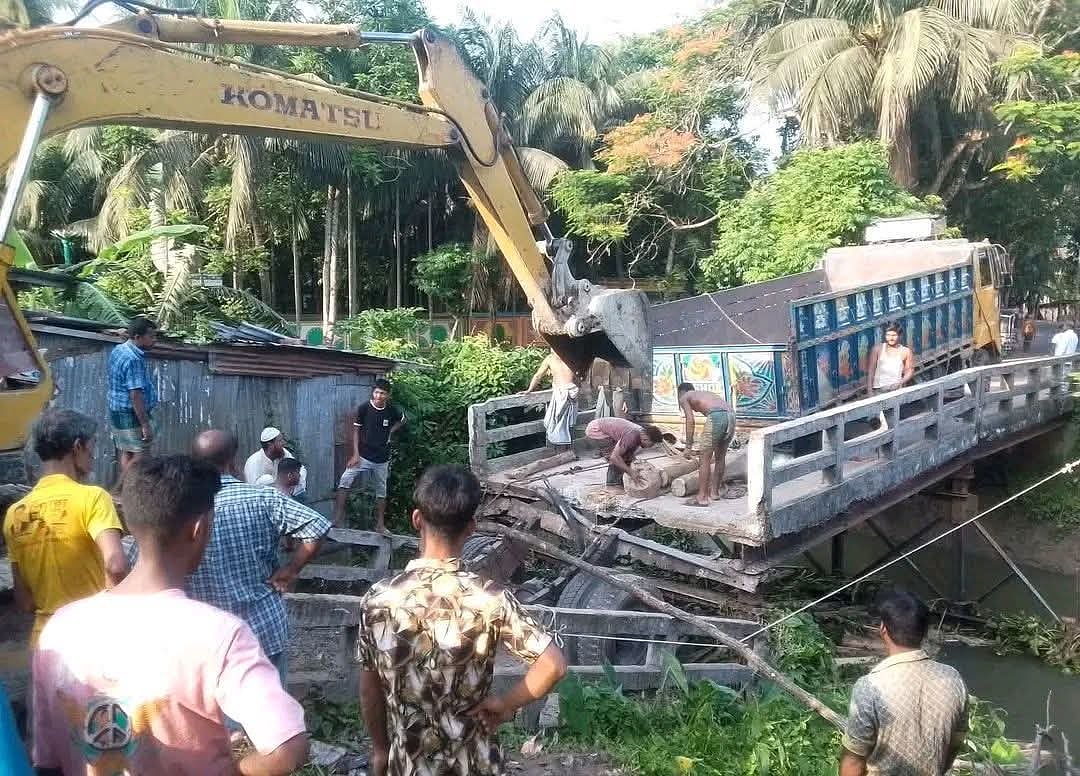 জোড়াপোল বাজার এলাকায় কাঁঠালিয়া–কৈখালী আঞ্চলিক সড়কের সেতুটি ভেঙে খালে পড়ে গেছে ট্রাক। আজ শনিবার