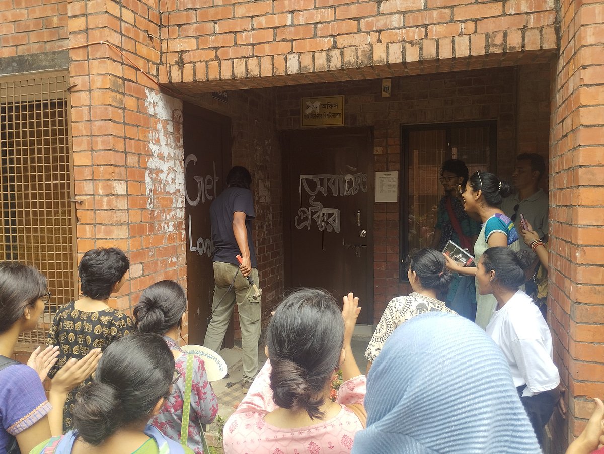 বিশ্ববিদ্যালয়ের প্রক্টর কার্যালয়ের দুটি দরজার তালা ভেঙে নতুন তালা ঝুলিয়ে দিয়েছেন শিক্ষার্থীরা।  আজ শনিবার 