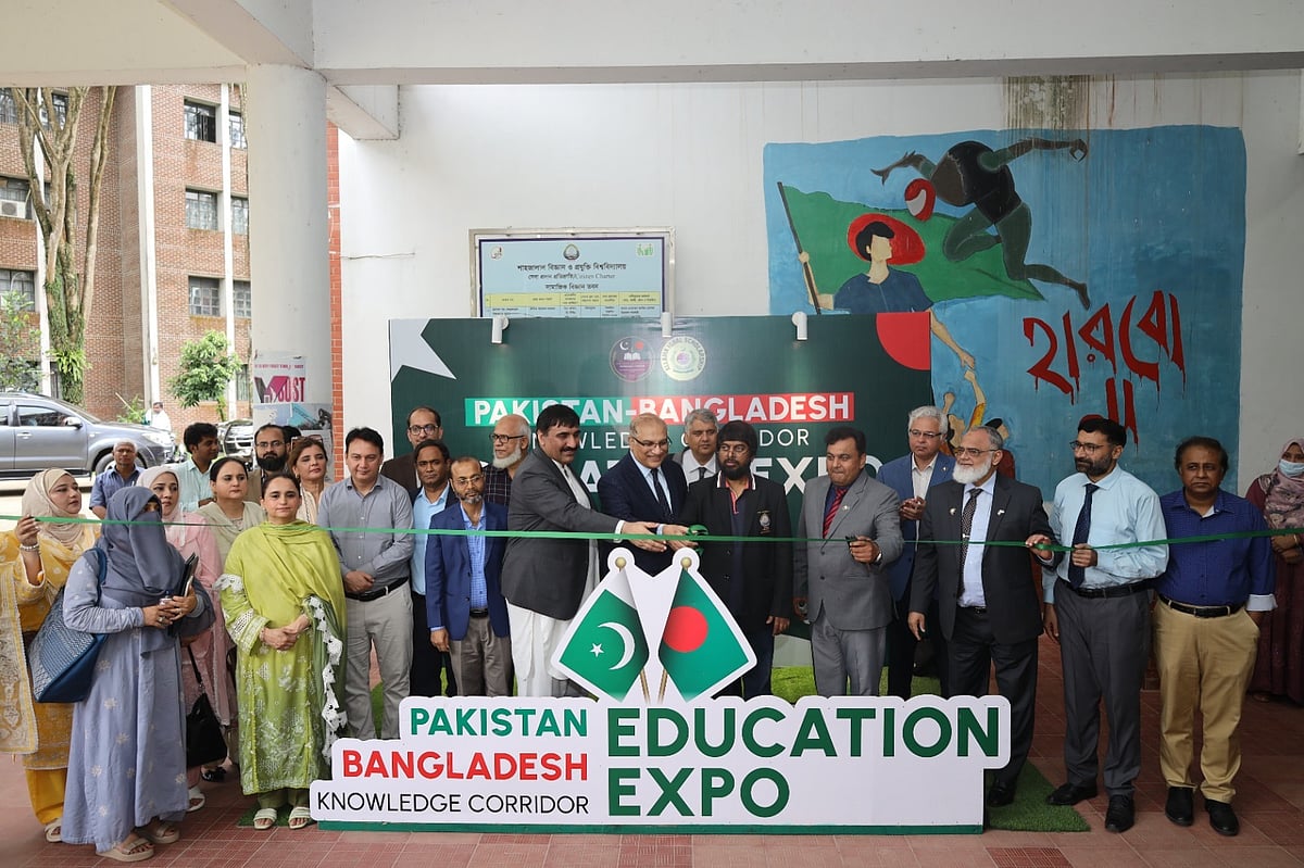 বাংলাদেশ-পাকিস্তান শিক্ষা মেলার উদ্বোধন করেন পাকিস্তানের হাইকমিশনার ইমরান হায়দার ও শাহজালাল বিজ্ঞান ও প্রযুক্তি বিশ্ববিদ্যালয়ের উপাচার্য এ এম সরওয়ারউদ্দিন চৌধুরী। আজ রোববার বেলা ১১টার দিকে শাহজালাল বিজ্ঞান ও প্রযুক্তি বিশ্ববিদ্যালয়ের নতুন সামাজিক বিজ্ঞান ভবনে