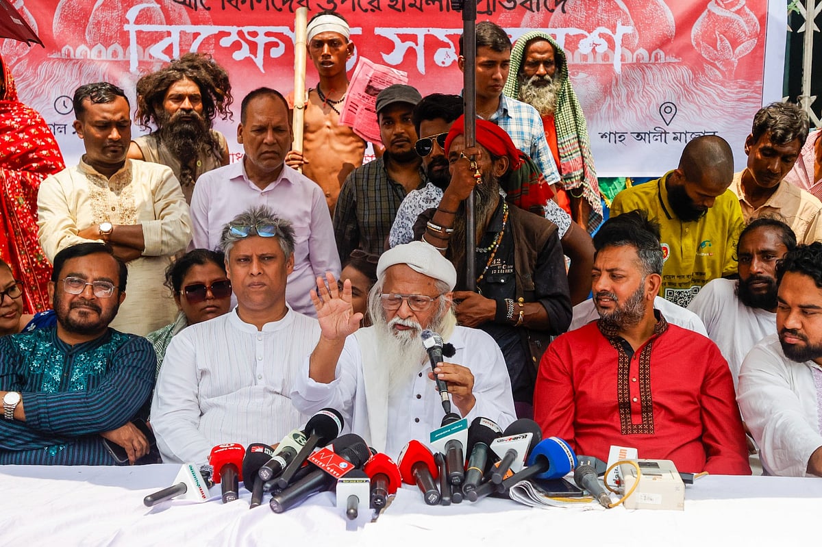 মিরপুরের শাহ আলী মাজার প্রাঙ্গণে এক বিক্ষোভ সমাবেশে বক্তব্য দেন কবি ও চিন্তক ফরহাদ মজহার