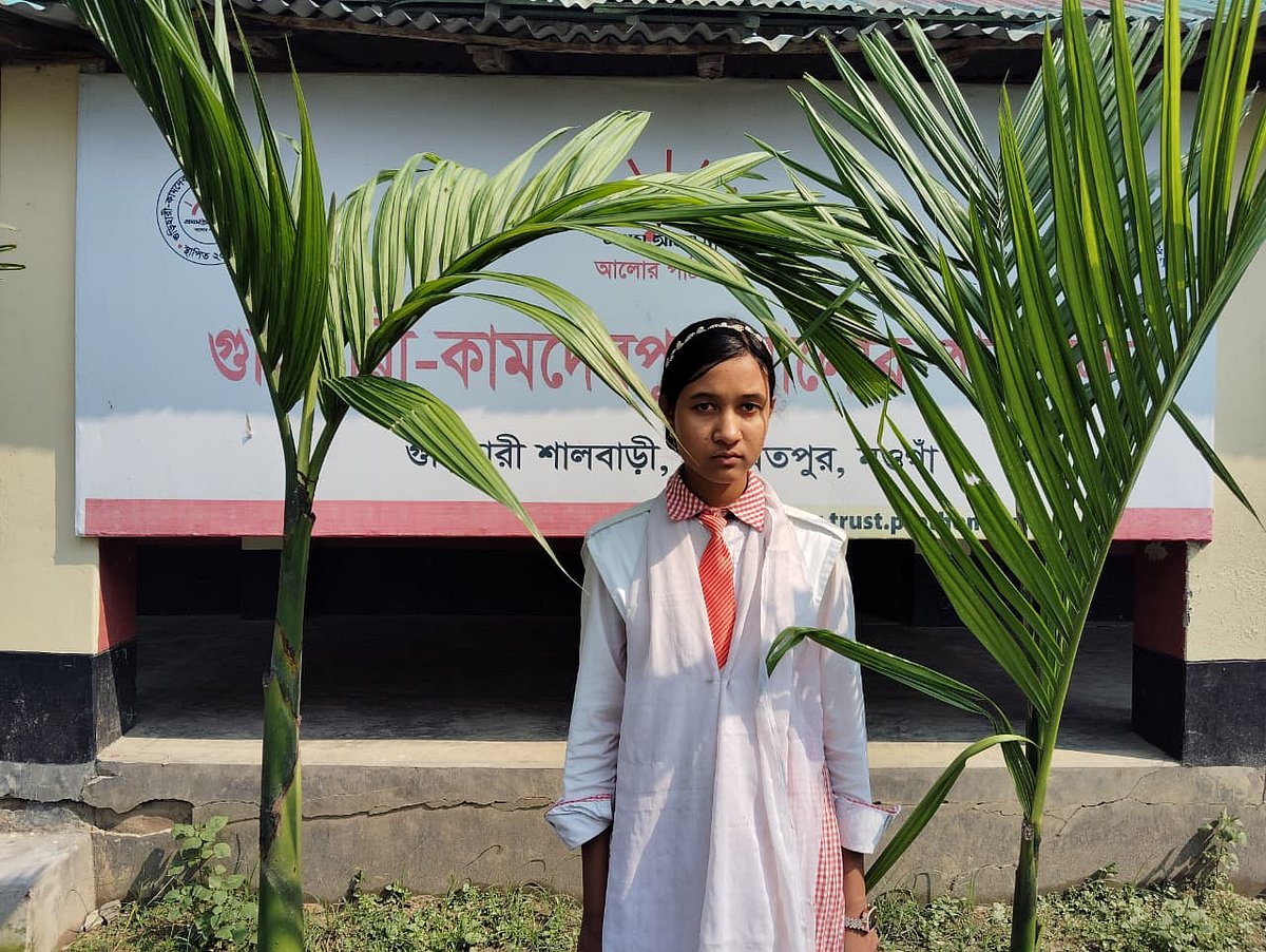 অভাব জয় করে ডাক্তার হতে চায় আলোর পাঠশালার বিথী