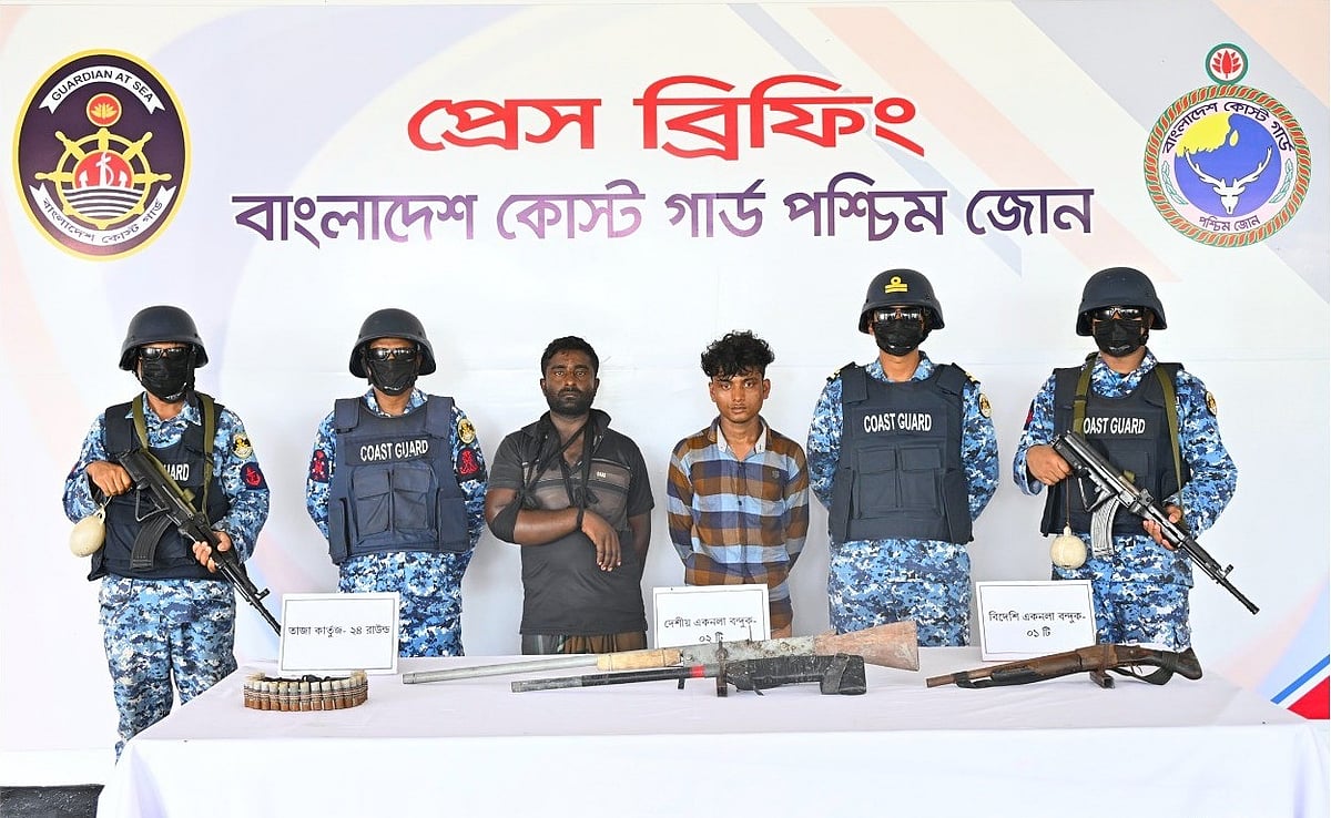 সুন্দরবনে অভিযান চালিয়ে বনদস্যু করিম-শরীফ বাহিনীর দুই সদস্যকে অস্ত্র ও গুলিসহ আটক করেছে কোস্টগার্ড। আজ রোববার সকালে বাগেরহাটের মোংলায় কোস্টগার্ড পশ্চিমাঞ্চল কার্যালয়ে