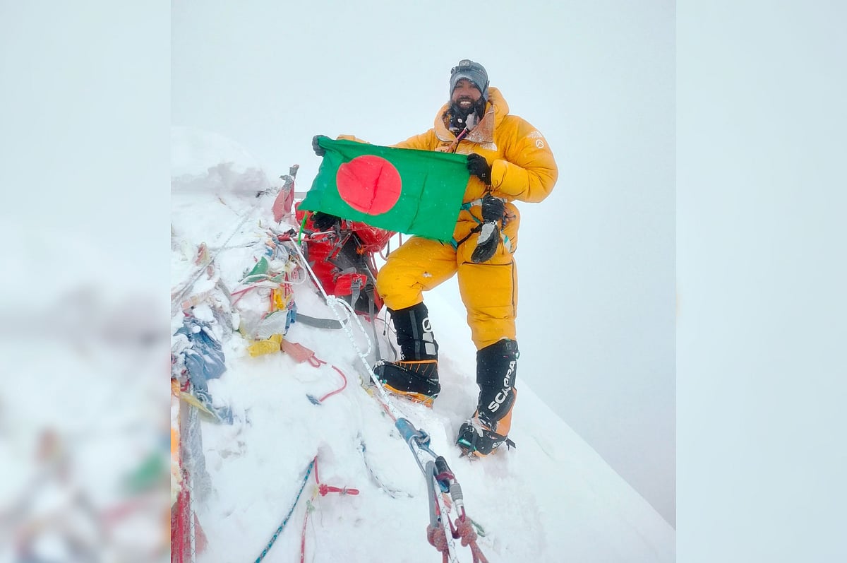 মাউন্ট মাকালুর চূড়ায় বাংলাদেশের পতাকা হাতে বাবর আলী