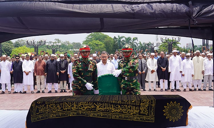 প্রধানমন্ত্রী তারেক রহমান আজ রোববার বেলা সাড়ে ১১টার দিকে জাতীয় সংসদ ভবনের দক্ষিণ প্লাজায় সদ্যপ্রয়াত সাবেক স্বাস্থ্য প্রতিমন্ত্রী মিজানুর রহমান সিনহার মরদেহে শ্রদ্ধা নিবেদন করেন