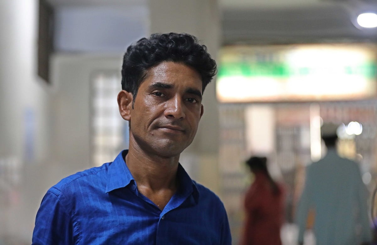 নিজের ক্যামেরা বিক্রি করে দিয়ে মেয়ের চিকিৎসা খরচ চালাচ্ছেন মোহাম্মদ আলম। আজ বেলা সাড়ে ১১টায় চট্টগ্রাম মেডিকেল কলেজ হাসপাতালের শিশু আইসিইউর সামনে