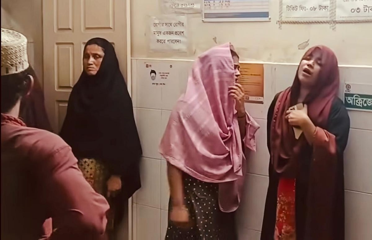 উখিয়া উপজেলা স্বাস্থ্য কমপ্লেক্সের সামনে আহাজারি করছেন ছৈয়দা বেগমের স্বজনেরা। গতকাল রাতে