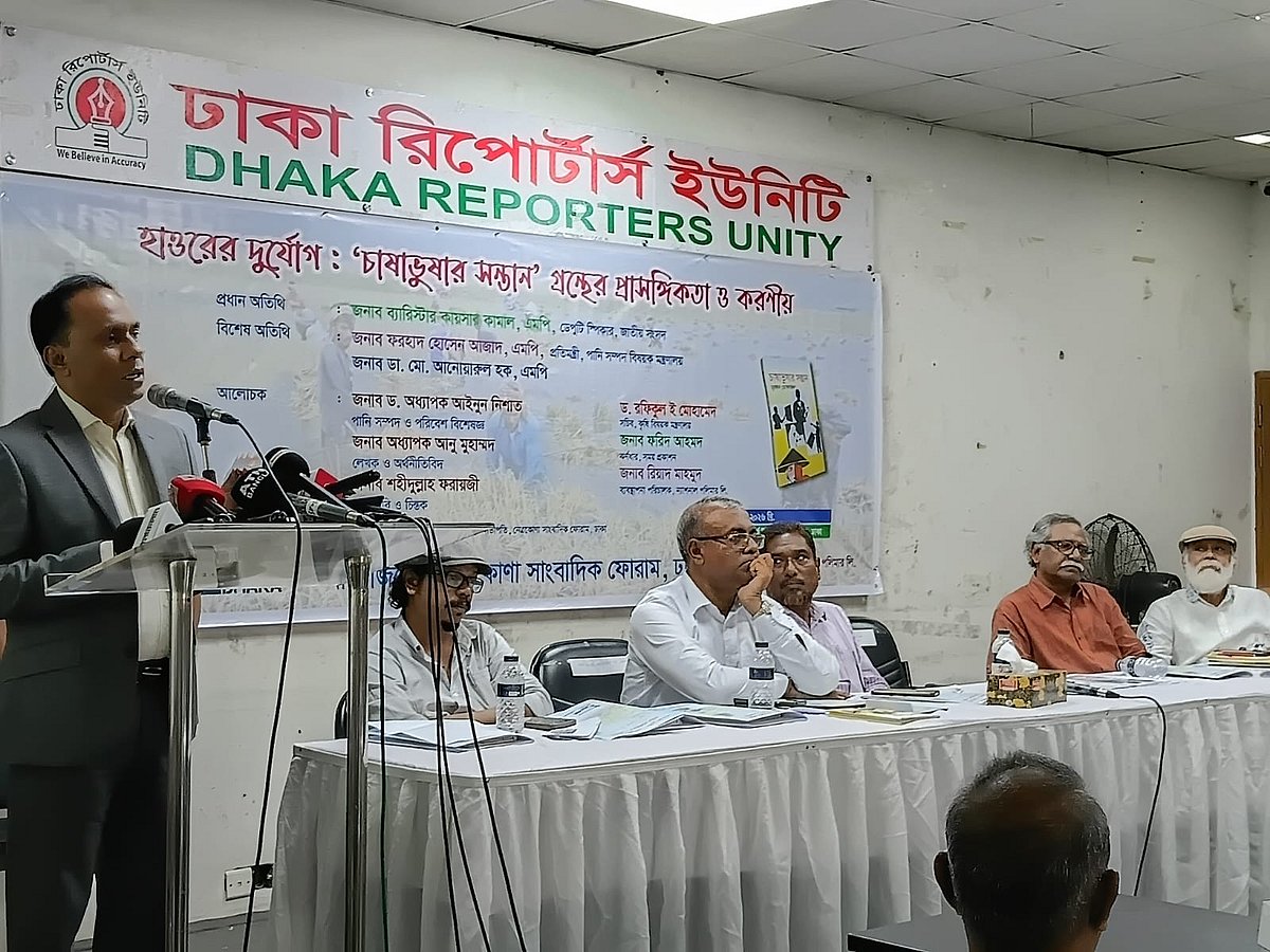 সেমিনারে প্রধান অতিথির বক্তব্য রাখছেন জাতীয় সংসদের ডেপুটি স্পিকার কায়সার কামাল। আজ রোববার রাজধানীর সেগুনবাগিচায় ঢাকা রিপোর্টার্স ইউনিটিতে