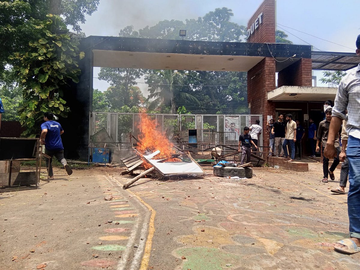 গাজীপুরে ঢাকা প্রকৌশল ও প্রযুক্তি বিশ্ববিদ্যালয়ে (ডুয়েট) নতুন উপাচার্য নিয়োগকে কেন্দ্র করে দুই পক্ষের মধ্যে সংঘর্ষ হয়েছে। আজ রোববার সকালে