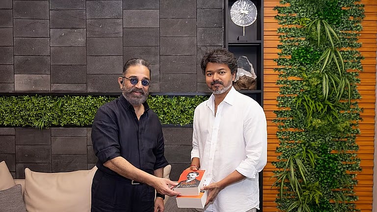 নতুন মুখ্যমন্ত্রী বিজয়ের সঙ্গে দেখা করেছেন দক্ষিণি সিনেমার অন্যতম বড় তারকা কমল হাসান। কমল হাসানের এক্স থেকে