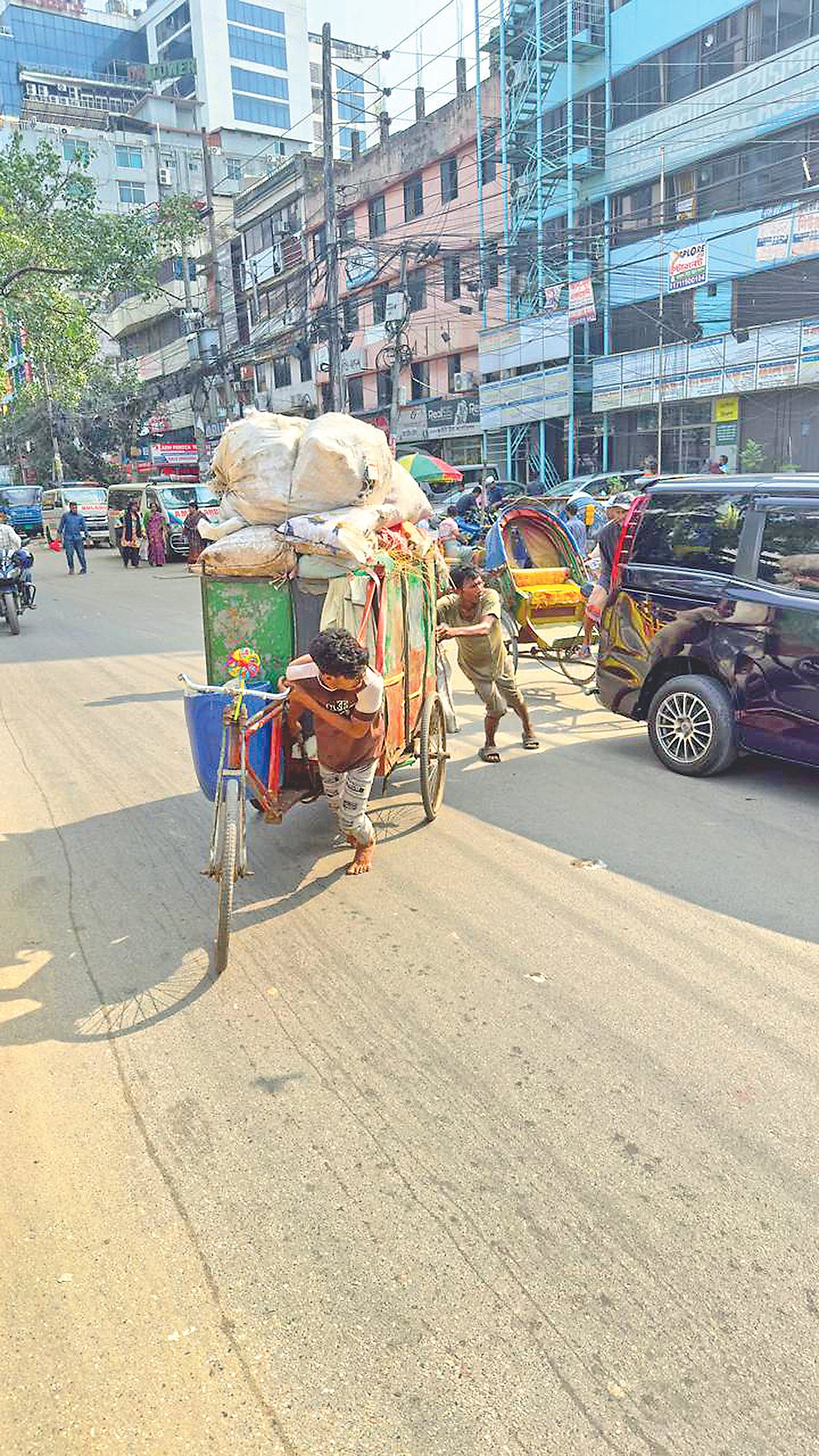 বাসাবাড়ি থেকে সংগ্রহ করা ময়লা নিয়ে অস্থায়ী বর্জ্য স্থানান্তর কেন্দ্রের দিকে যাচ্ছেন দুই কর্মী। গত শনিবার বিকেলে রাজধানীর কারওয়ান বাজারসংলগ্ন পান্থকুঞ্জ পার্ক এলাকায়