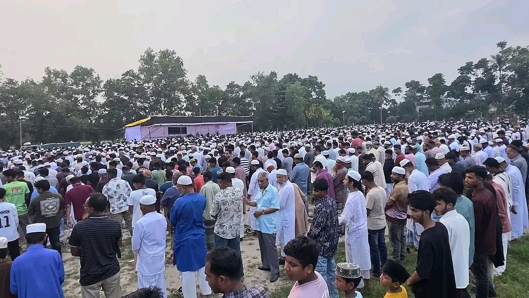 সাবেক স্বাস্থ্য ও পরিবার কল্যাণ প্রতিমন্ত্রী এবং জেলা বিএনপির আহ্বায়ক মিজানুর রহমান সিনহার জানাযায় মানুষের ঢল। সোমবার বিকেল সাড়ে ৫টার দিকে মুন্সিগঞ্জের লৌহজং উপজেলার কলমা ইউনিয়নের কলমা লক্ষ্মীকান্ত উচ্চ বিদ্যালয় ও কলেজ মাঠে