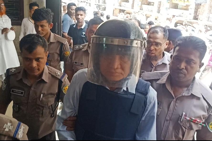 পার্বত্য চট্টগ্রামবিষয়ক সাবেক প্রতিমন্ত্রী দীপংকর তালুকদারকে সোমবার ঢাকার সিএমএম আদালতে হাজির করা হয়